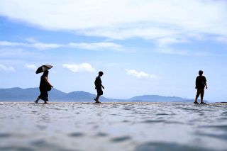 【カメラ今中 島を渡る瀬戸内シーカヤックおかわり紀行】黒島ヴィーナスロード（瀬戸内市牛窓沖）　“海の上”に人影