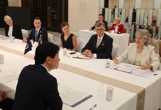 南オーストラリア州総督来岡　教育交流促進へ伊原木知事と懇談