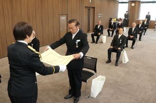 元警察官２９人に危険業務叙勲　岡山で伝達式、長年の活躍ねぎらう