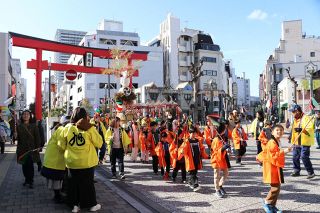 とんど７基商店街練る 福山　縁起物華やかに 無病息災祈願