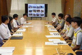 熊本地震 第１陣の岡山県職員が活動報告　物資・人員の不足踏まえ 備えの重要性訴え