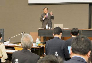 美咲町長 人口減社会への対応講演　東京で地域の将来考えるシンポ