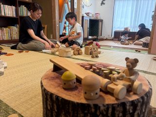 木製玩具ずらり「おもちゃのおうち」　元幼稚園教諭・五百旗頭さん開設、親子の憩いの場に