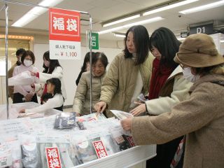 福袋求め買い物客が行列　岡山県内百貨店で初売り