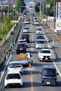 被災地で渋滞深刻、復旧足かせに　熊本地震、各地で路面損壊