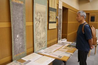 地域ゆかりの偉人の書画など１００点　津山市立図書館で「作州維新文庫」収蔵品展、５日まで