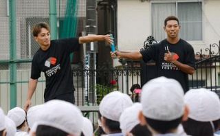 サニブラウンら、バトンを寄贈　都内の小学校へ、世界陸上財団