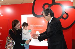 Ｈｅｌｌｏ　Ｋｉｔｔｙ展入場者３万人　瀧口虹心ちゃん（呉市）に記念品