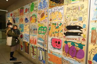 園児の絵画、成長の軌跡　市役所で作品展始まる