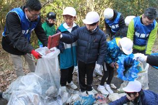 瀬戸内 不法投棄ごみ６８０キロ回収　県産業資源循環協支部