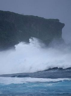 台風と前線の影響で激しい雨に　強い勢力で沖縄・奄美接近