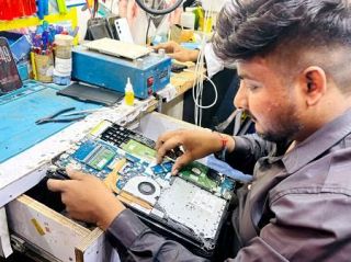 日常と先端が同居、インド首都の「秋葉原」　精密機器の専門店が密集、ＩＴ大国支える