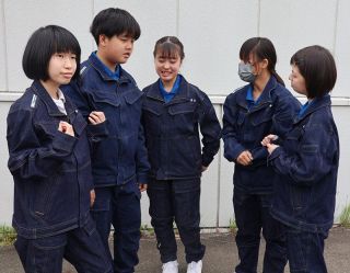 おしゃれで機能的 デニム作業服導入　創立５０年で福山北特別支援学校