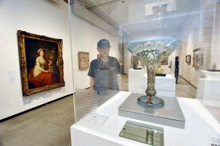 バラ題材の絵や工芸鑑賞楽しんで　ふくやま美術館で世界会議記念展