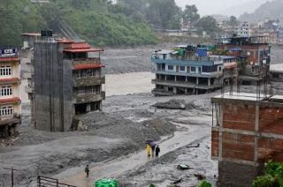 ネパール土石流、不明３千人超　中国と合わせた死者６９１人