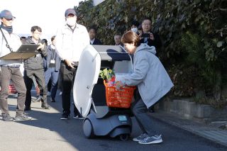 勝央で自動配送ロボット走行実験　買い物難民解決へ住民とトヨタ