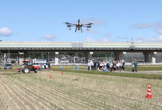 児童に「スマート農業」実演 トラクターやコンバイン自動運転　赤磐で中四国クボタとファーム安井