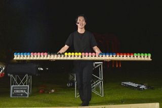 【一期一会の笑顔－福山の大道芸人】（中）ＵＲＵＭＡさん（１９）　観客圧倒「４０連けん玉」
