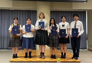 吉備国大高校生英語スピーチコンテスト　ラポポートさん（朝日塾中等学校）最優秀