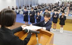 特別賞８賞の６３人たたえる　岡山県児童生徒絵画展表彰式