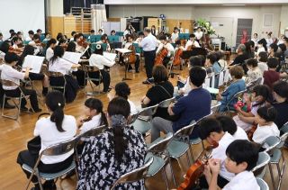 迫力のサウンド 入院患者ら堪能　倉敷平成病院でオーケストラ演奏会