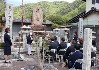 矢掛町名誉町民 田中塊堂の功績しのぶ　筆塚祭で児童ら８０本供養