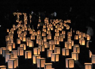 ２千個の灯籠で〝天の川〟描く　井原・美星町でまつり
