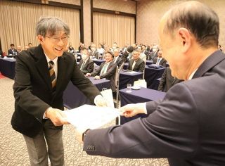 岡山・山林火災の消火活動に貢献　市が市消防団に特別表彰贈る