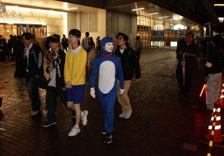 ハロウィーン雨で出足鈍る　岡山駅一帯、仮装の若者ら