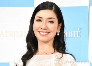 53歳・アンミカ、ブルー×ベージュ×白を使った“3色秋冬コーデ”を紹介「遊び心のある柄スカート最高」「マネキンかと思った」