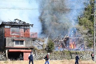 美作で母屋と離れ全焼　住民は逃げ出して無事