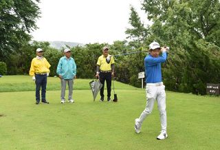 山陽新聞杯アマゴルフ Ａ組小山さん（備前）、Ｂ組難波さん（岡山市）Ｖ
