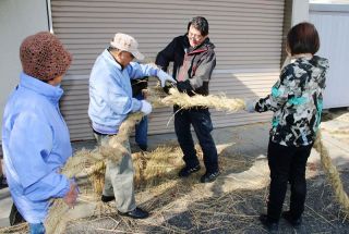 【びぜん「ハレの日」賛歌】大しめ縄づくり（玉野市向日比）　明神鼻から人の輪広げる