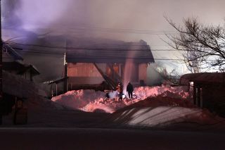 岡山・鏡野町で民家全焼　けが人なし