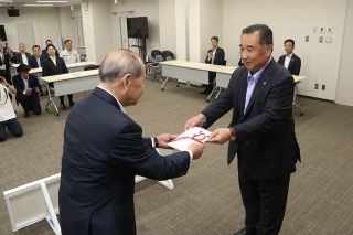 カキ養殖業者支援へ１２０万円　大量死で地元企業、備前市に