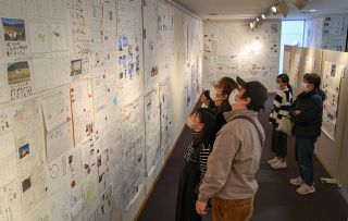 おかやま新聞コンクール新聞づくりの部作品展　力作５２７点並ぶ２２日まで