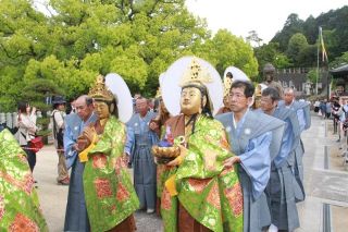 極楽浄土に向かう一行 厳か　瀬戸内・弘法寺で踟供養