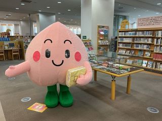 新しい着ぐるみ「ヨムヨム」　岡山県立図書館 書庫見学で初披露