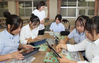 にぎわい、交流に一役　１０月３日、多文化共生フェスタ　総社南高生がブース初出展