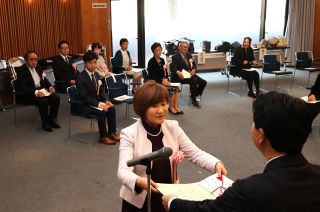 県文学選奨 入選と佳作の８人表彰　県庁で式