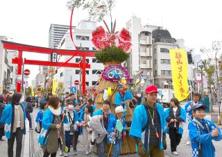 縁起物飾った「古式」と練り歩き　にぎやかに福山とんど祭り