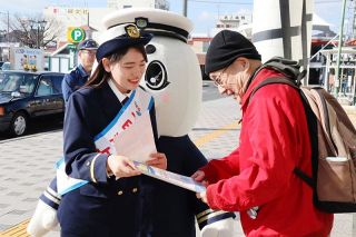 一日海上保安官にマリン大使任命　宇野港周辺で１１８番の啓発活動