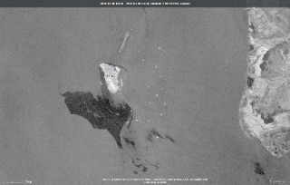 カーグ島沖で石油流出拡大　回収困難、環境破壊に懸念