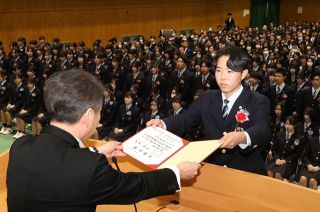 岡山県内の公立高で卒業式　約９５００人 新たな一歩