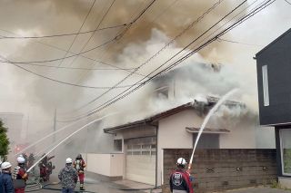 岡山で民家全焼　１人が遺体で発見