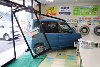 女性運転の車突っ込む　玉野市のクリーニング店
