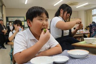 福山の小中校給食に特産シャインマスカット　市教委、消費拡大へ提供