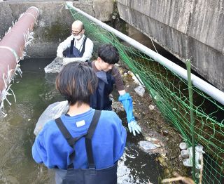 海ごみ問題改善へ用水路のごみ調査開始　量や種類を１１月まで分析　初日は３・５㌔を回収　岡山科技専門学校　