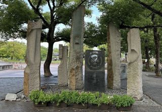 彫刻家寺田さん制作の石柱撤去へ　岡山市、石山公園の再整備に伴い