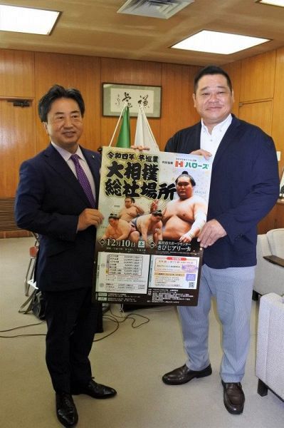 大相撲総社場所をPRする枝川親方（右）と片岡市長